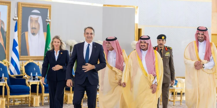 رئيس وزراء الجمهورية الهيلينية يصل الرياض ونائب أمير المنطقة يستقبله