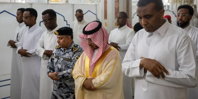 رئيس وزراء الصومال يزور المسجد النبوي ويؤدي الصلاة فيه