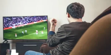 تخشى زيادة وزنك أمام التلفاز؟.. 5 حيل ذكية للاستمتاع بوجبات المباريات دون حرمان أو إفراط