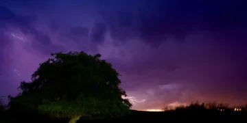 برق الباحة يخطف الأنظار ويضيء سماء المرتفعات.. أمطار وسحب ركامية ترسم مشهدًا خريفيًا لافتًا