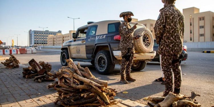القوات الخاصة للأمن البيئي تضبط مواطناً نقل حطباً محلياً في الرياض
