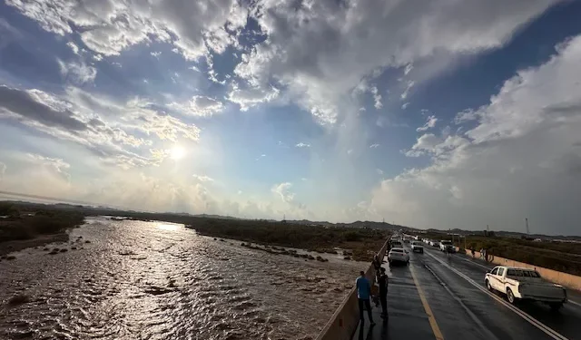 أمطار غزيرة وبرد وسيول تضرب بني عيسى شرق القنفذة وتقطع طرقاً زراعية