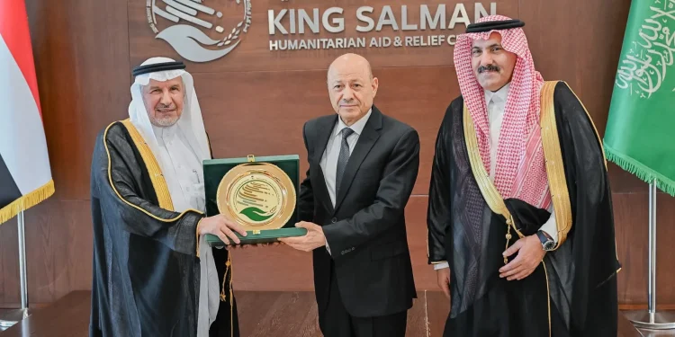 العليمي يزور مركز الملك سلمان للإغاثة ويشهد تدشين حزمة من المشاريع الإنسانية والإغاثية والبرامج التطوعية الجديدة في اليمن